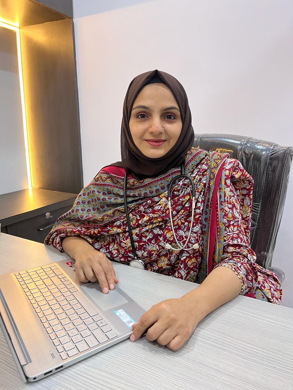 Illustration of Dr. Zahida Sadaf offering holistic Ayurvedic-Unani consultation